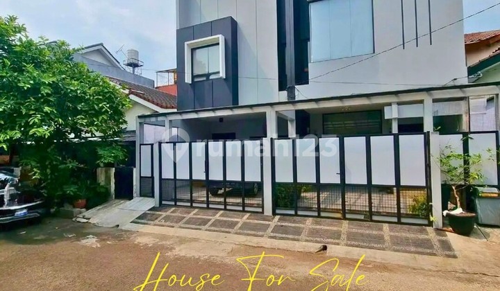 Hunian Ideal Keluarga Besar di Trulek Bintaro Sektor 9 - Carport 2, Pam, 8 AC (Im)