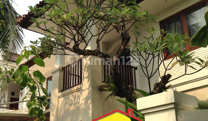 Rumah Mewah Luas dan Besar Dilengkapi dengan Kolam Renang Pribadi di Bintaro Sektor 8 (Im)