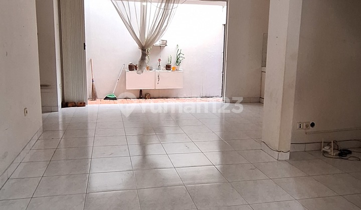 Disewakan Murah Hook di Emerald Premium Area Bintaro Jaya 9 Rumah Siap Huni, Lokasi Strategis, Lingkungan Asri, Aman dan Nyaman,Dekat dengan Dekat Fresh Market, Rs. Premier Bintaro, Sekolah Global Jaya, British International School dan Pintu Tol 2