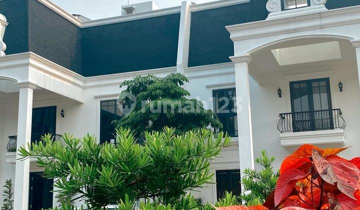 Rumah Baru Desain American Classic Dalam Townhouse Pesanggrahan