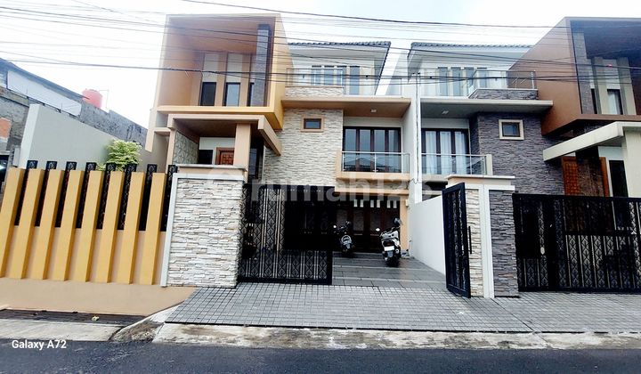 Rumah 3 Lantai Minimalis Modern Siap Huni di Petukangan