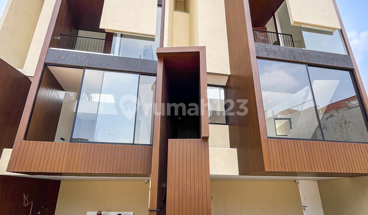 Rumah Baru 3 Lantai Dalam Mini Townhouse di Area Stategis Rumah Baru 3 Lantai Dalam Mini Townhouse di Area Stategis