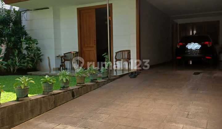 Strategic House in Elite Menteng Area Still Habitable Strategic House in Elite Menteng Area Still Habitable