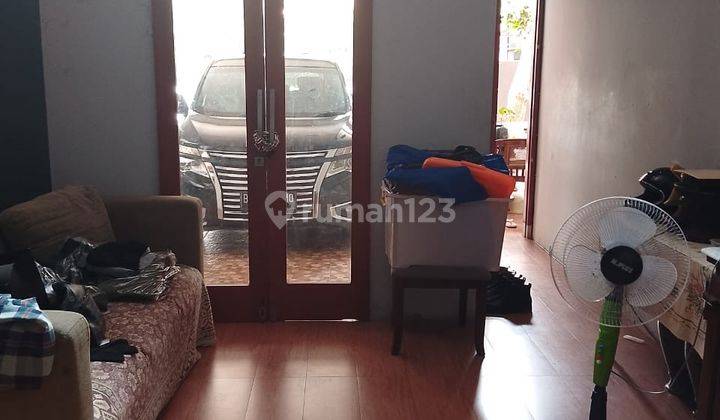 ruang tamu rumah di komplek deplu pondok