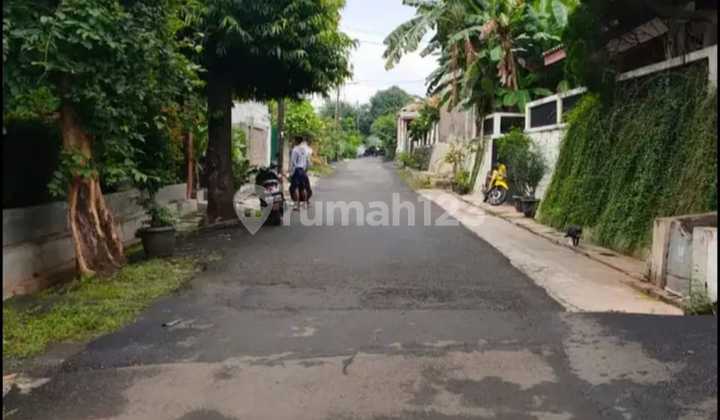 Old House Located in an Old Complex, Land Only for Sale