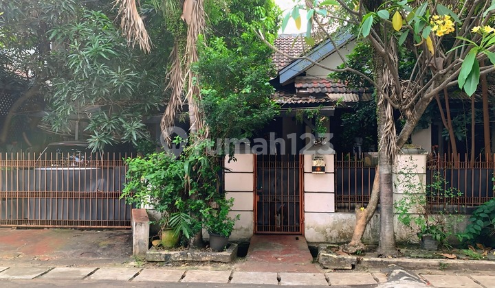 Rumah Lama Dengan Luas Tanah Besar Dalam Komplek