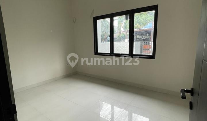 Nice House Ready to Live in with Strategic and Comfortable Location 2