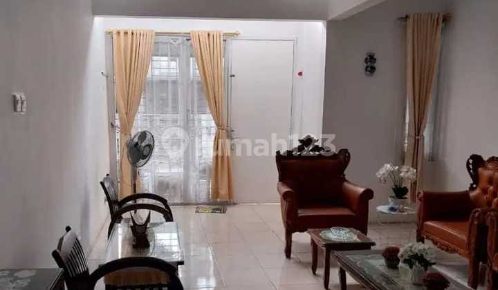 Nice House With Large Land Area In A Complex 2