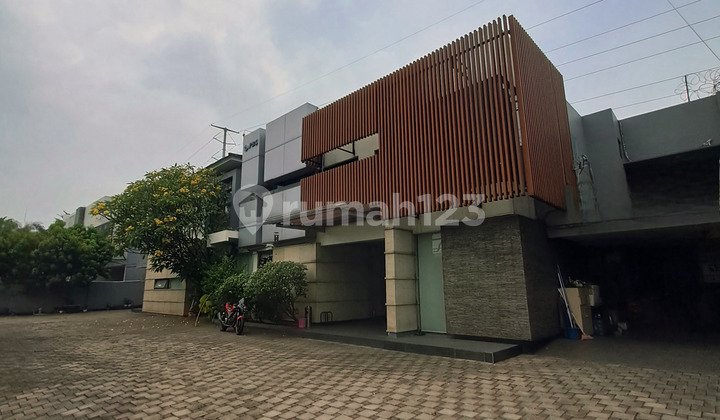 Disewakan Rumah Cocok untuk Embassy atau Kantor, Selangkah dari Sudirman, Kebayoran Baru