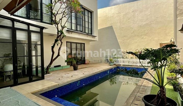 Dijual. Rumah Mewah 3 Lantai Dalam Town House Eksklusif 1