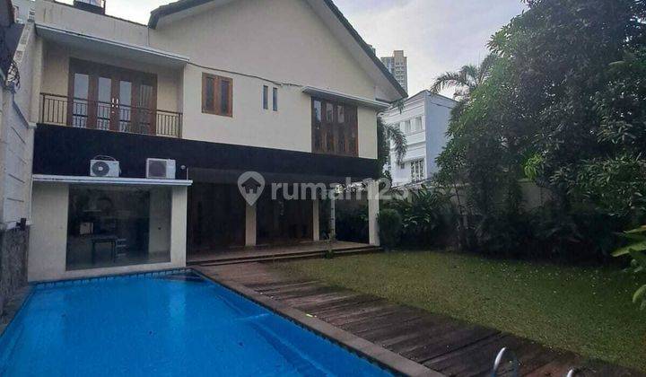 Dijual Rumah Dengan Halaman Luas di Kemang. Jarak Jalan Kaki Ke Lippo Mall Kemang 2