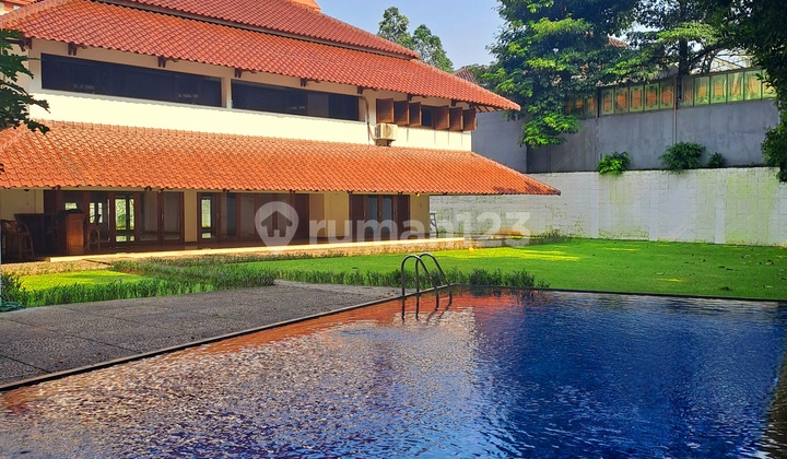 Dijual. Rumah Tropis Dengan Halaman Luas Di Lokasi Tenang dan Nyaman. Harus Lihat!