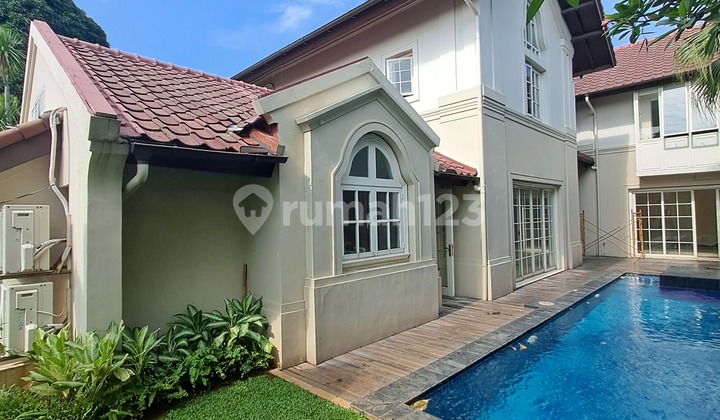 For Rent. American Design House With Large Garden in Strategic Area