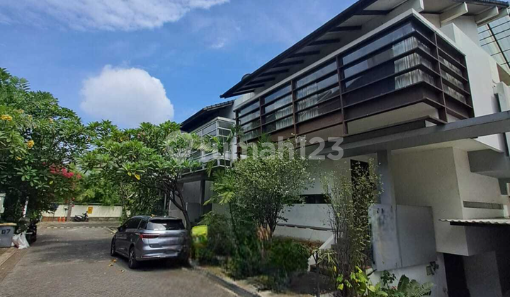 Rumah townhouse kondisi bagus. Lokasi Strategis Security 24 Jam.