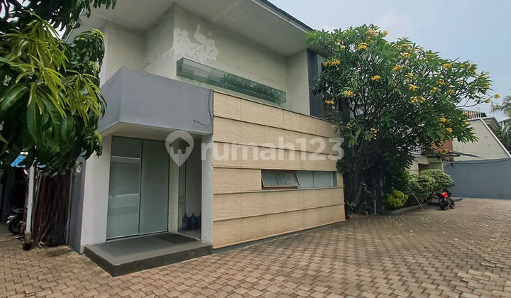 Disewakan Rumah Cocok untuk Embassy atau Kantor, Selangkah dari Sudirman, Kebayoran Baru
