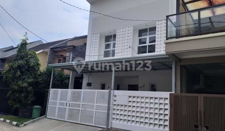For Sale: 2.5-Story House, Ideal for Boarding House in Buah Batu Regency, Bandung. Secure Residence, Good Environment, Quiet and Comfortable.