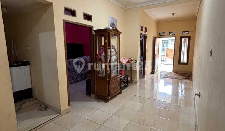 For Rent 2.5-Story House in Antapani Tengah, Bandung. Comfortable and Well-Maintained Residence, Ready to Occupy. Strategic Location. 2