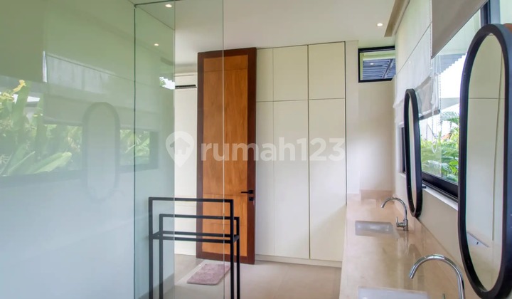 Modern Four Bedroom Two-Story Real Estate with Stunning Rice Field Views for Lease in Babakan VL3380 2