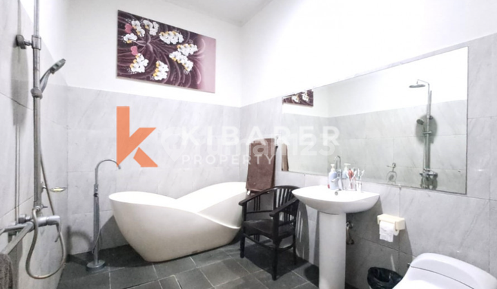 Rumah yang Nyaman dan Luas dengan Taman Tiga Kamar Tidur Ruang Tamu Tertutup Villa Terletak di Area Kerobokan Yrc5024 2