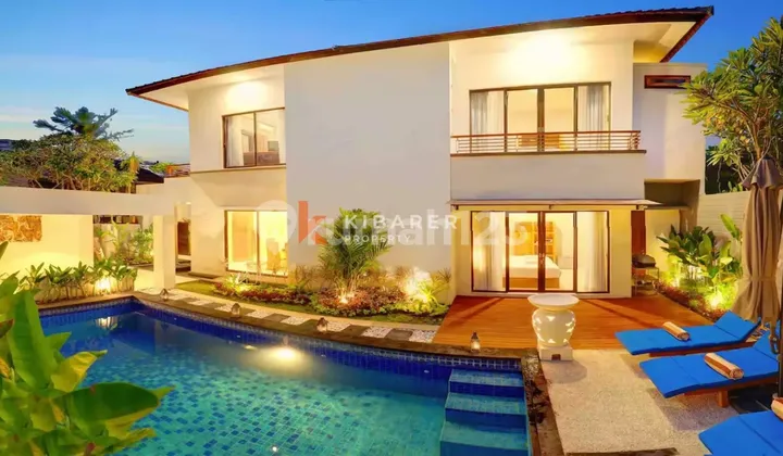Villa Menawan dengan Lima Kamar Tidur, Fasilitas Hiburan, dan Kolam Renang Pribadi di Seminyak YRR3615