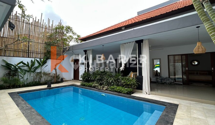 Nyaman Dua Kamar Tidur Ruang Tamu Terbuka Vila Tropis Strategis Terletak di Berawa YRR3375