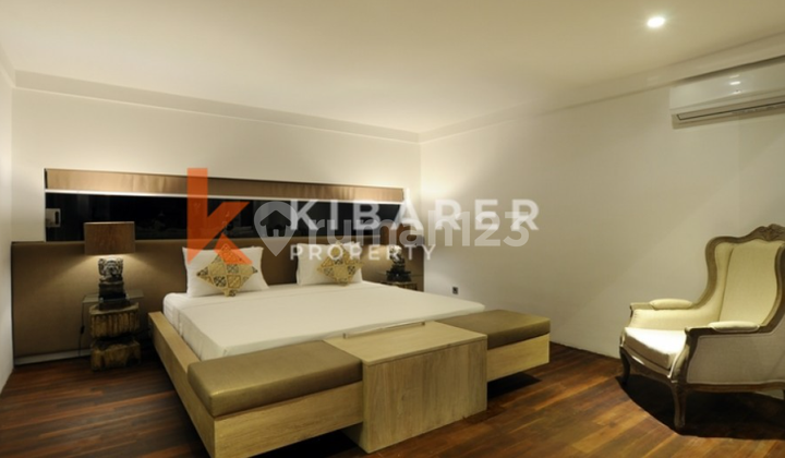 Beautiful Three Bedrooms Close Living Room With Classic Style Villa In Umalas YRB6476 2