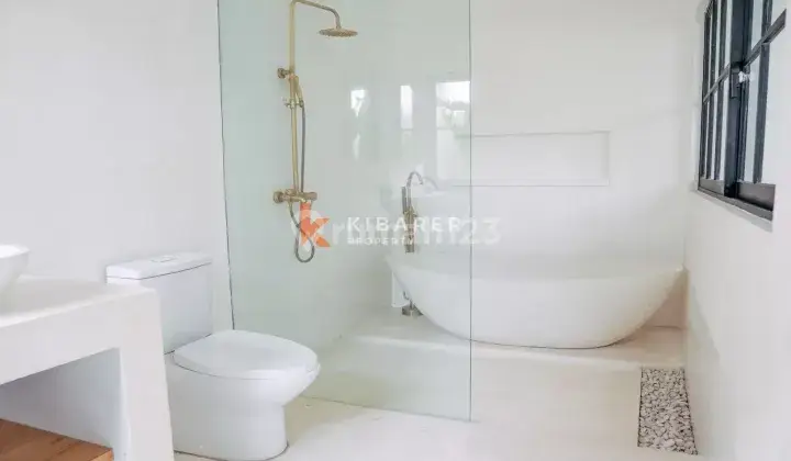 Stylish Three-Bedroom Villa with Private Pool and Enclosed Living Area in Balangan YRR3534 2