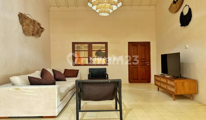 Comfort Meets Style: Elegant Four-Bedroom Enclosed Living Villa in Seminyak YRR3572 2