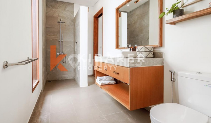 Beautiful Three-Bedroom Villa with Enclosed Living in Padonan YRL2220 2