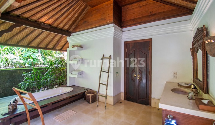 Freehold riverside estate for sale in fashionable Pererenan VL3193 2