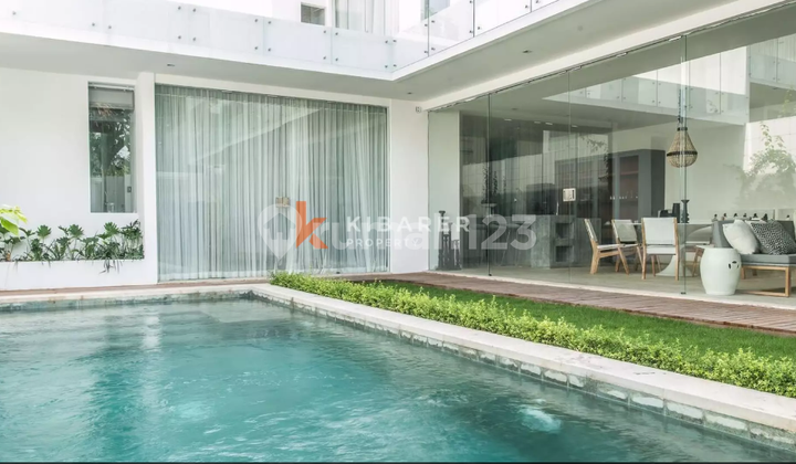 Chic Three Bedroom Villa in Berawa - Steps from Beach and Trendy Spots YRV4480 1