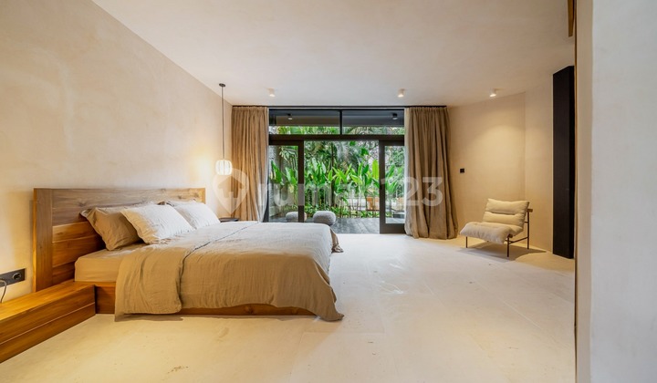High Quality Five Bedrooms Long Leasehold Real Estate in Central Seminyak Area VL3391 2