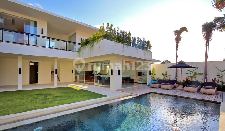 High Quality Modern Three Bedroom Leasehold Property in Great Location of Seminyak VL3333