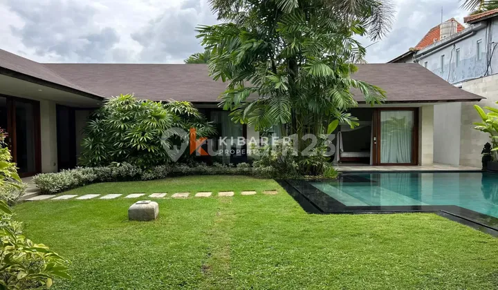 Elegan Vila Bali Tiga Kamar Tidur dengan Kolam Renang di Berawa YRR3598