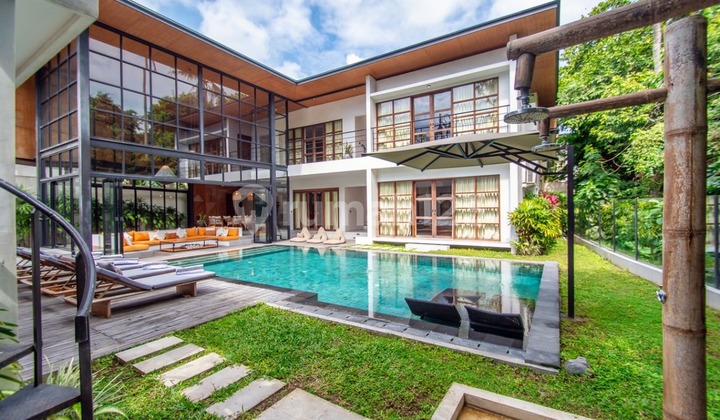 Luxurious five bedrooms long leasehold estate in Pererenan VL3338