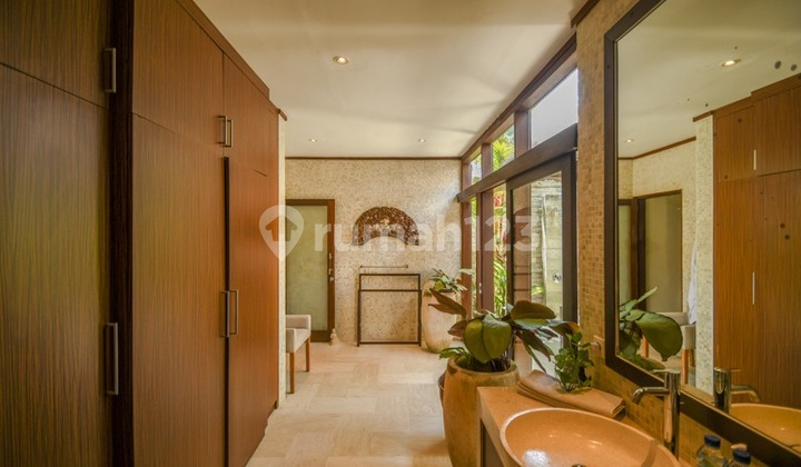Beautiful Tropical Four Bedrooms Villa for Sale in Canggu VL2066 2