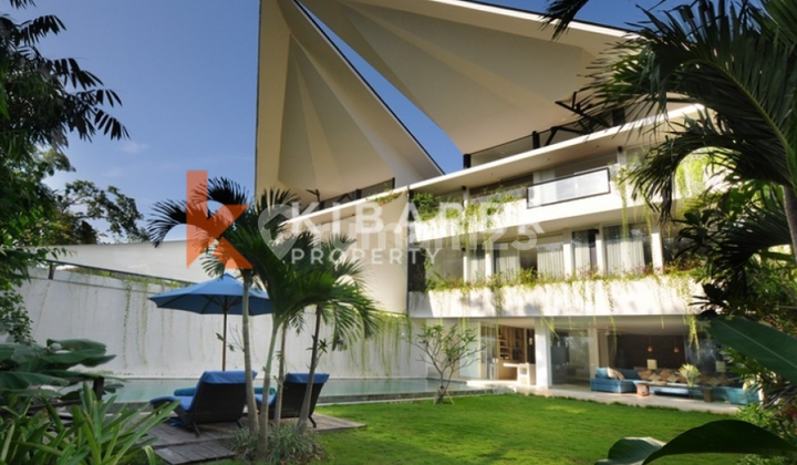 Vila Tiga Kamar Tidur Indah Dekat Ruang Tamu Bergaya Klasik di Umalas YRB6476