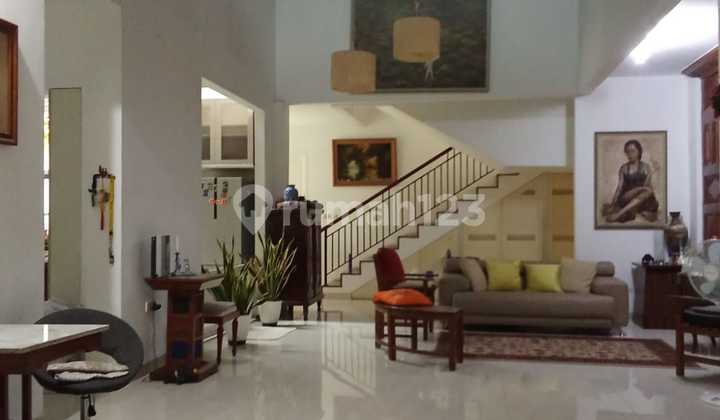 House in the SCBD Area, Fronting Tulodong Bawah Street Park