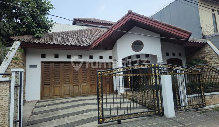 Rumah 2 lantai ada kolam renang