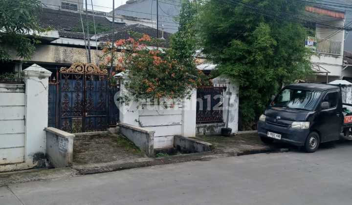 Old House Large Land Suitable for Business 2