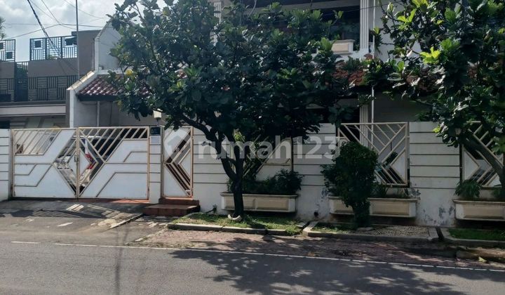 Rumah.2.lantai Dalam Komplex, 100 Meter ke Bkt