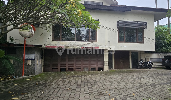 Rumah Luas Hitung Tanah di Kemang Selatan
