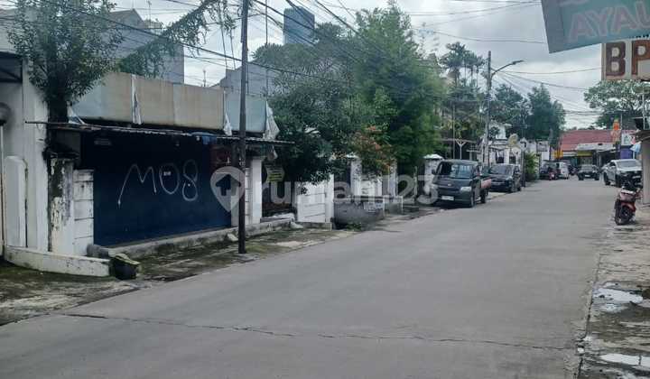 Rumah Lama Lahan Luas Cocok untuk Usaha