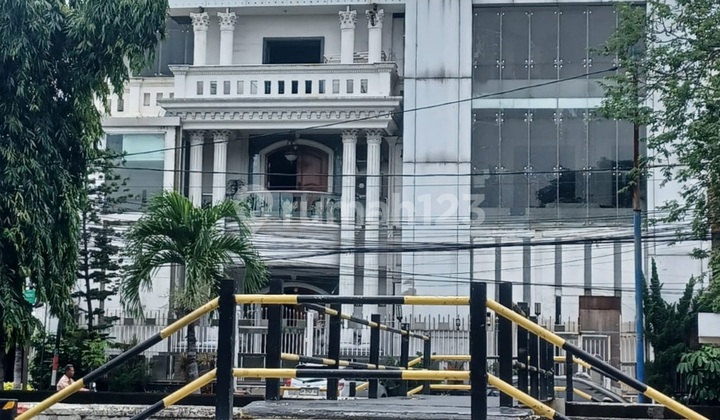 Gedung 3 Lantai Siap Pakai di Cempaka Putih