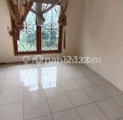 Rumah Mewah Lingkungan Asri Siap Huni di Raffles Hills  5