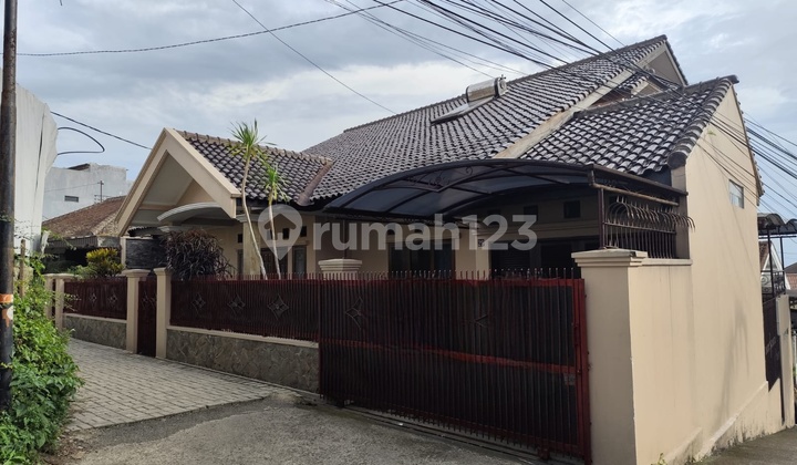 Rumah Semi Furnish Lokasi Tengah Kota di Cipedes Bandung Menarik