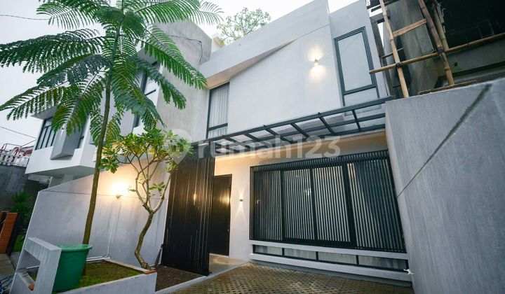 Rumah Full Furnished dengan Kolam Berenang di Kolonel Masturi Bandung