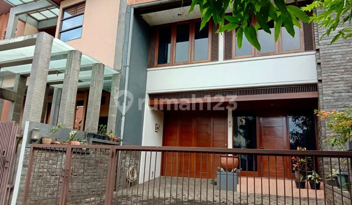 Rumah Mewah Semi Furnished Lokasi Strategis di Setraduta Bandung