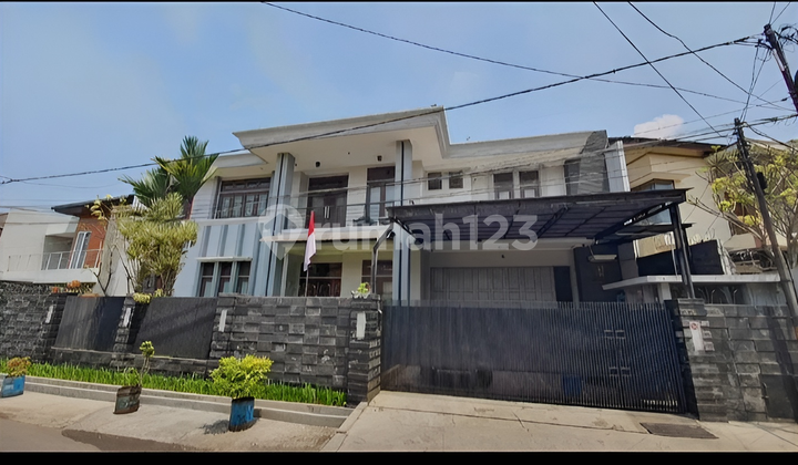 Rumah Mewah Semi Furnished Lokasi Tengah Kota di Riau Bandung Rumah Mewah Semi Furnished Lokasi Tengah Kota di Riau Bandung