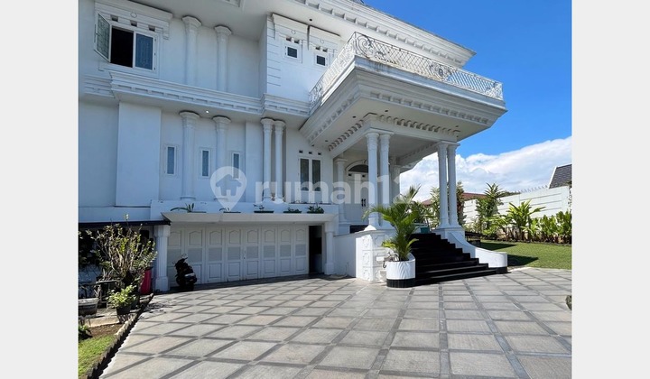 Fully Furnished Palace-Style House in Elite Setraduta Complex Bandung